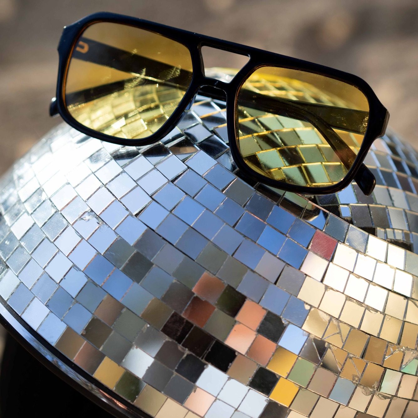 Diskokugel-Helm mit Sonnenbrille